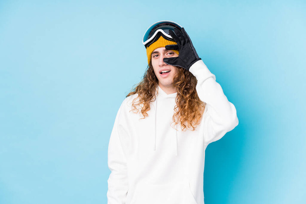 Mladý běloch v lyžařském oblečení izolované vzrušení udržování ok gesto na oku. - Fotografie, Obrázek
