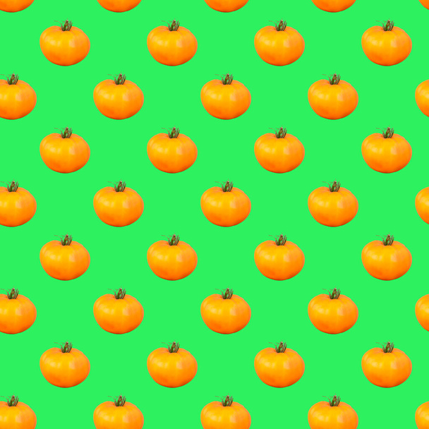bezszwowy wzór żółtego rodzimego pomidora na jasnozielonym tle - Zdjęcie, obraz