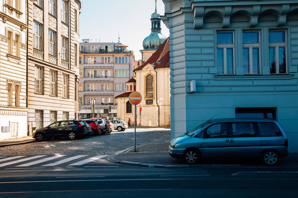 Colorida calle de la ciudad europea en Praga, República Checa - Foto, imagen