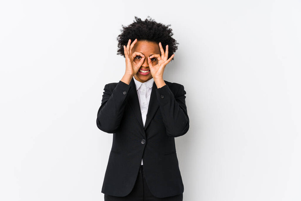 Középkorú afro-amerikai üzletasszony ellen fehér háttér elszigetelt mutató rendben jel felett szem - Fotó, kép