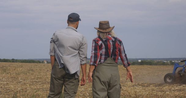 Bauern reden beim Pflug auf dem Feld - Foto, Bild