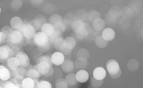 Fehér bokeh egy fekete háttér közelkép, fényes vakító fény textúra, fény fények, fekete-fehér fotó - Fotó, kép