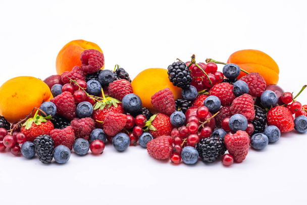 montón de frutas de verano deliciosas surtidos sobre fondo blanco - Foto, Imagen
