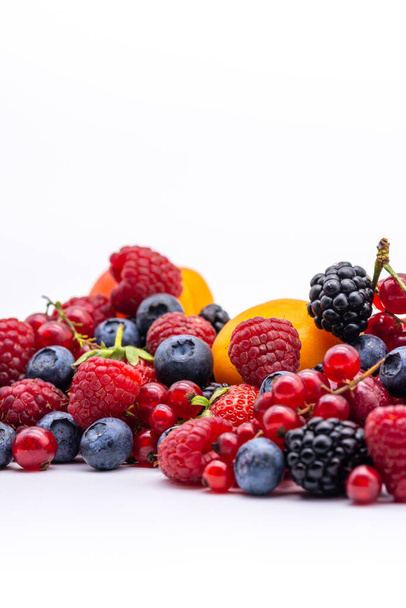 куча вкусных летних фруктов на белом фоне - Фото, изображение