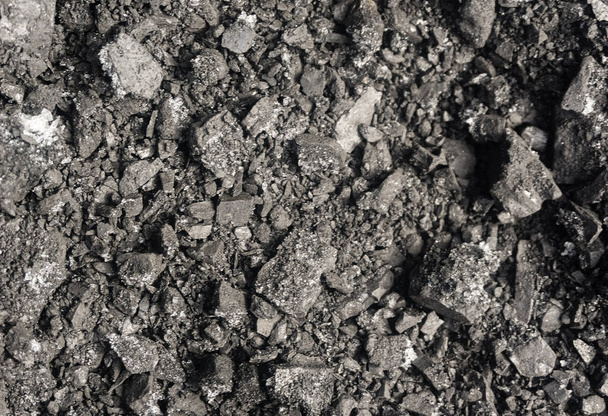 Černý kámen přírodní uhlí pozadí textura, šedé uhlí textura, pohled shora, hromada uhlí, šedé mražené uhlí se sněhem - Fotografie, Obrázek