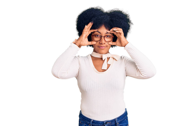Fiatal afro-amerikai lány alkalmi ruhát és szemüveget visel, próbálja kinyitni a szemét ujjaival, álmos és fáradt a reggeli fáradtság  - Fotó, kép