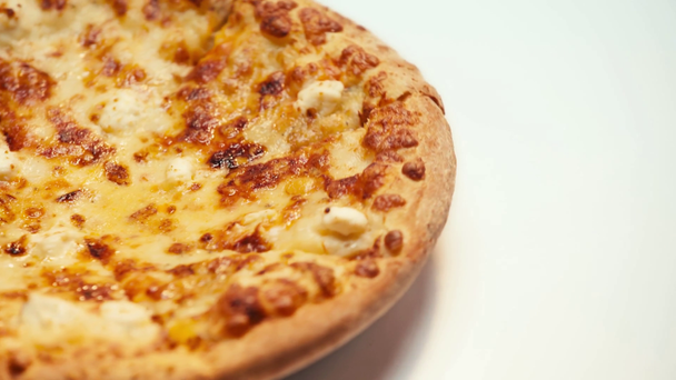 Vista da vicino della pizza con formaggio che gira su sfondo bianco - Filmati, video