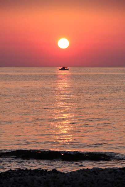 Αλιευτικό σκάφος silhouetted στον ωκεανό κατά την ανατολή του ηλίου, Marzamemi, Σικελία, Ιταλία - Φωτογραφία, εικόνα