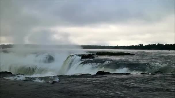 Die berühmte Teufelskehle von Iguazu liegt auf argentinischer Seite, Provinz Misiones, Argentinien, Südamerika - Filmmaterial, Video