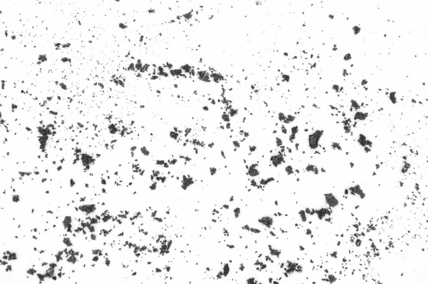 Sol noir éparpillé sur fond blanc, saleté et poussière sur fond blanc - Photo, image