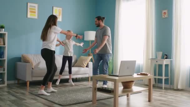 Young Family Makes Circle Dancing - Filmagem, Vídeo