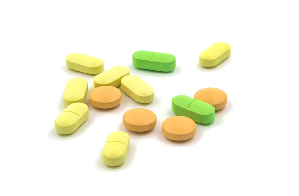 Comprimidos y pastillas multicolores sobre un fondo blanco - Foto, imagen