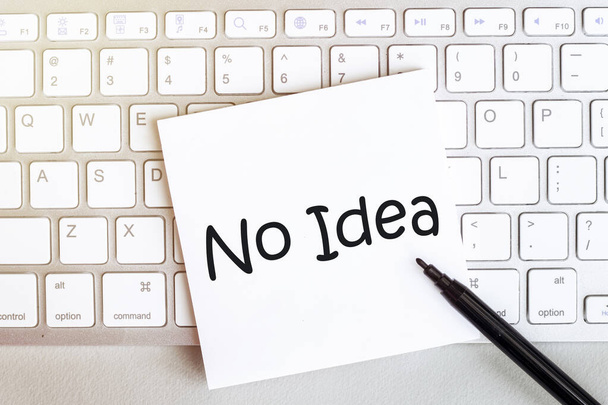 листок бумаги с текстом Нет Идея на клавиатуре на белом фоне с черным фломастером - Фото, изображение