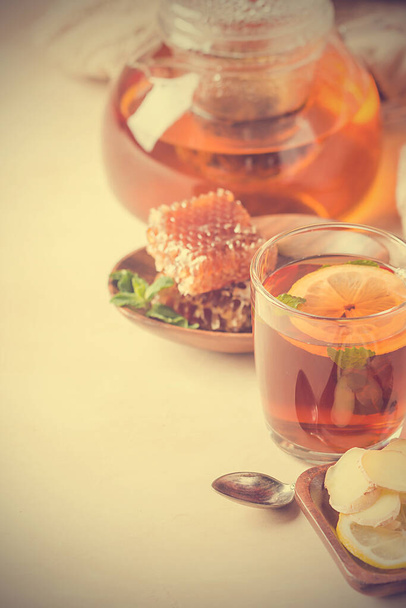 szklaną filiżankę gorącej herbaty - Zdjęcie, obraz