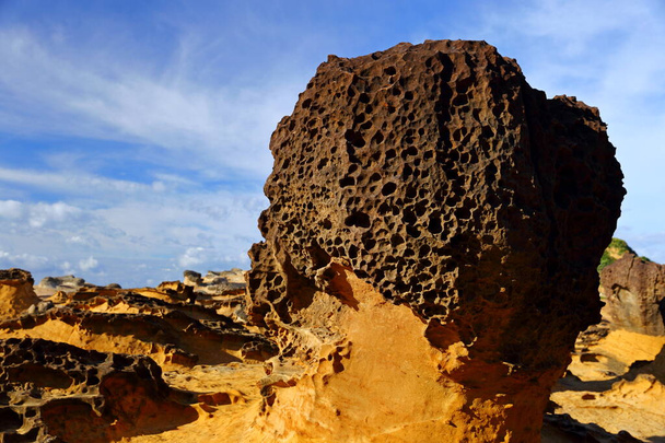 台湾・新北市万里で最も有名な奇岩の一つ、野柳ジオパークでの自然岩の形成. - 写真・画像