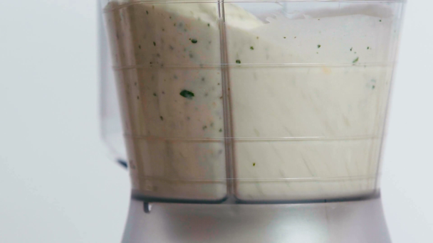  Primer plano de licuadora batido de mezcla aislado en blanco - Imágenes, Vídeo