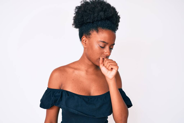 A fiatal afro-amerikai nő alkalmi ruhát visel rossz közérzet és köhögés tüneteként hideg vagy hörghurut. az egészségügyi ellátás fogalma.  - Fotó, kép
