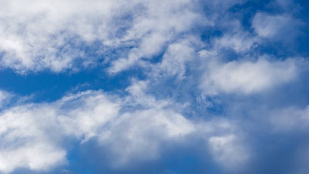 Φουντωτά σύννεφα cirrus στον ουρανό, φόντο - Φωτογραφία, εικόνα