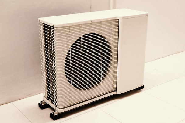 condensador de aire acondicionado en el piso del edificio - Foto, imagen
