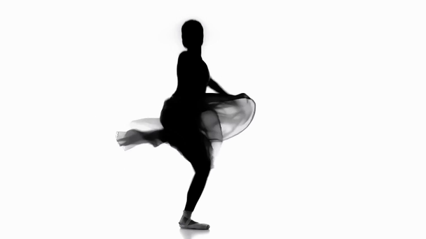 Σιλουέτα μπαλαρίνας με φούστα που χορεύει απομονωμένη σε λευκό  - Πλάνα, βίντεο