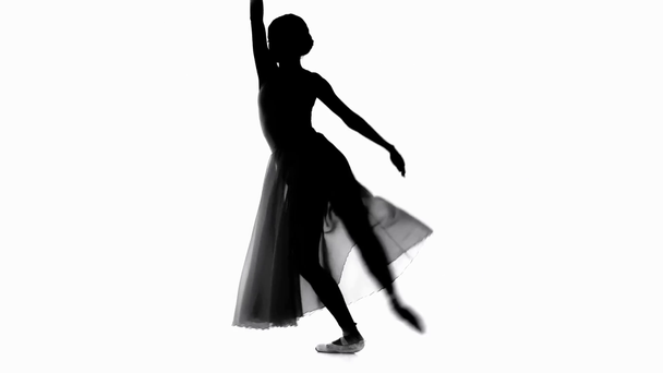 Silueta de bailarina realizando movimientos clásicos de ballet aislados en blanco - Imágenes, Vídeo