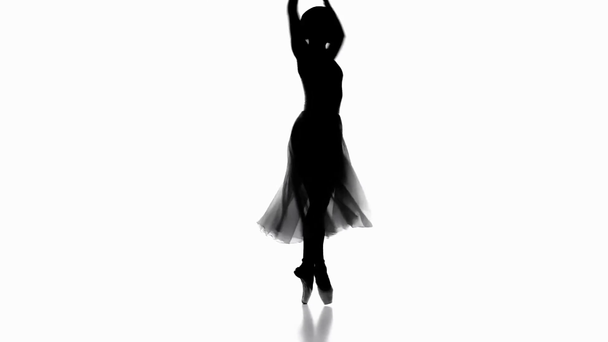 Silueta de elegante bailarina bailando en punta aislada sobre blanco - Imágenes, Vídeo
