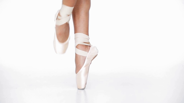Partielle Ansicht der Ballerina, die auf Spitze auf weißem Hintergrund tanzt - Filmmaterial, Video