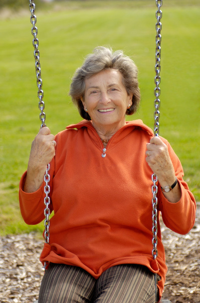 starší žena na dětské hřiště swing - Fotografie, Obrázek