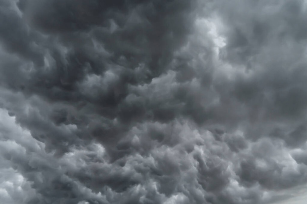 Drámai sötétszürke felhők az égen mennydörgő viharral és esővel. Absztrakt természet táj háttér. - Fotó, kép
