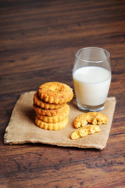 cookies a mléko na dřevěný podklad - Fotografie, Obrázek