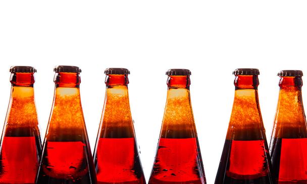 Коричневое стеклянное пиво пьют спиртные бутылки, пивоваренный конвейер, производственная линия - Фото, изображение