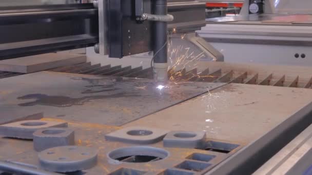 Stroj na řezání plazmy pracující s plechem s jiskrami - Záběry, video