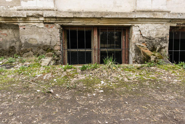 Régi törött üveg és ablakok a háború után egy elhagyatott házban - Fotó, kép