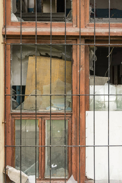 Старе розбите скло і вікна після війни в покинутому будинку
 - Фото, зображення