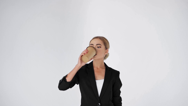Elegancka balerina pijąca kawę z laptopem w dłoni na białym tle - Materiał filmowy, wideo