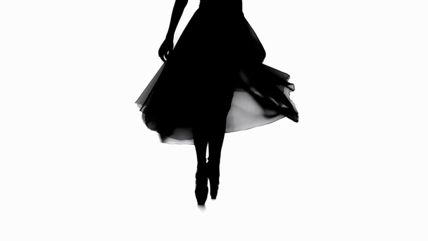 Silhouette di ballerina che gira su punta isolata su bianco  - Filmati, video