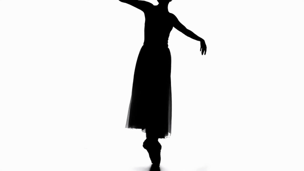 σιλουέτα μπαλαρίνας που χορεύει στο pointe σε λευκό φόντο  - Πλάνα, βίντεο