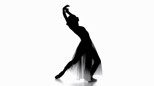 Silueta de bailarina bailando movimientos clásicos sobre fondo blanco - Imágenes, Vídeo