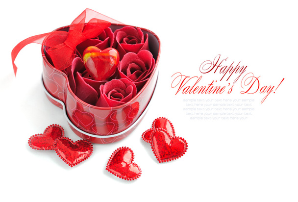 κόκκινα τριαντάφυλλα σε συσκευασία δώρου και διακοσμητικών καρδιές σε άσπρο φόντο - Φωτογραφία, εικόνα