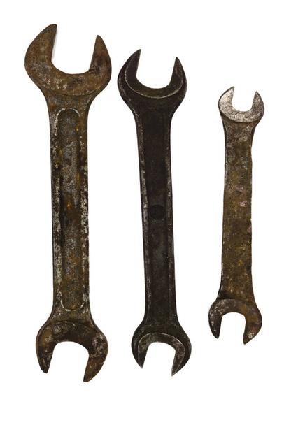 Stare zardzewiałe klucze odizolowane na białym tle. klucz z bliska - Zdjęcie, obraz