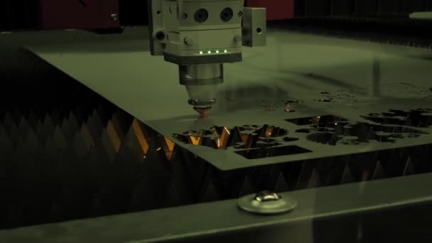 Machine de découpe laser travaillant avec de la tôle avec des étincelles - Séquence, vidéo