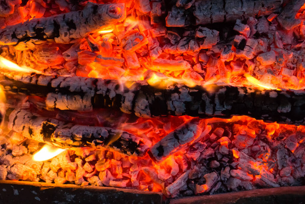 Brasas ardientes de fuego, carbones vivos, carbón quemado en la textura del fondo, primer plano, carbón brillante - Foto, imagen