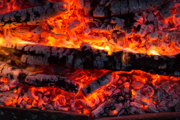 Brasas ardientes de fuego, carbones vivos, carbón quemado en la textura del fondo, primer plano, carbón brillante - Foto, imagen