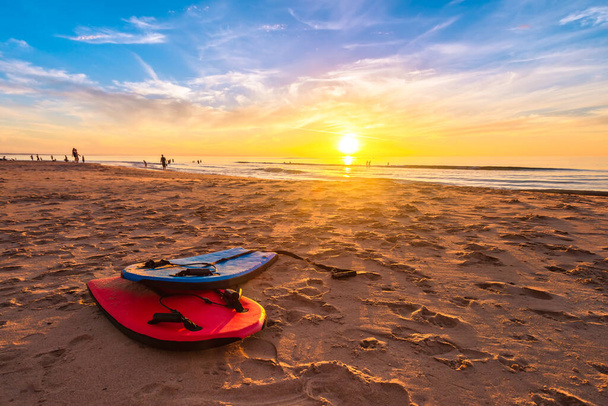bodyboards de natation sur la plage au coucher du soleil lors d'une chaude soirée d'été, Australie du Sud - Photo, image