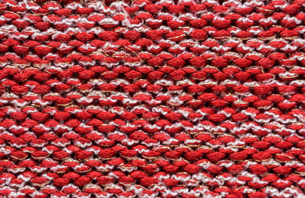 Textur eines rot-weißen Strickpullis in Nahaufnahme. Gestricktes Wollmaterial - Foto, Bild