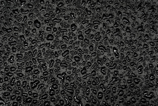 Gouttes d'eau sur fond noir, texture en gros plan - Photo, image