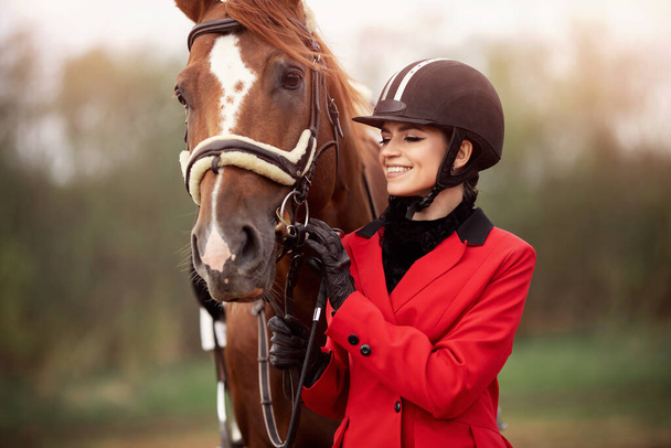 Portret Jockey kobieta jeździec z brązowym koniem, koncepcja reklama szkoły jeździeckiej klub - Zdjęcie, obraz