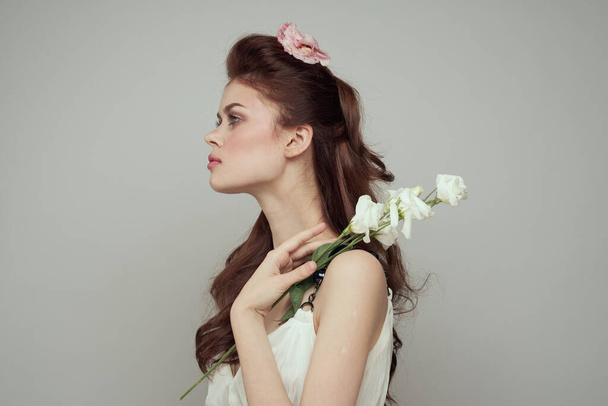 Hübsche Frau in weißem Kleid und Blumenstrauß Dekoration Kosmetik Lifestyle - Foto, Bild