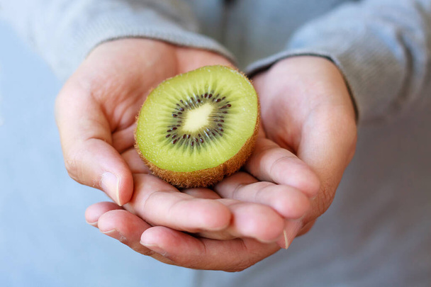 azienda kiwi fresco frutta in mano - Foto, immagini
