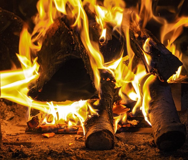 Сжигание дров в камине, печи, макро - Фото, изображение